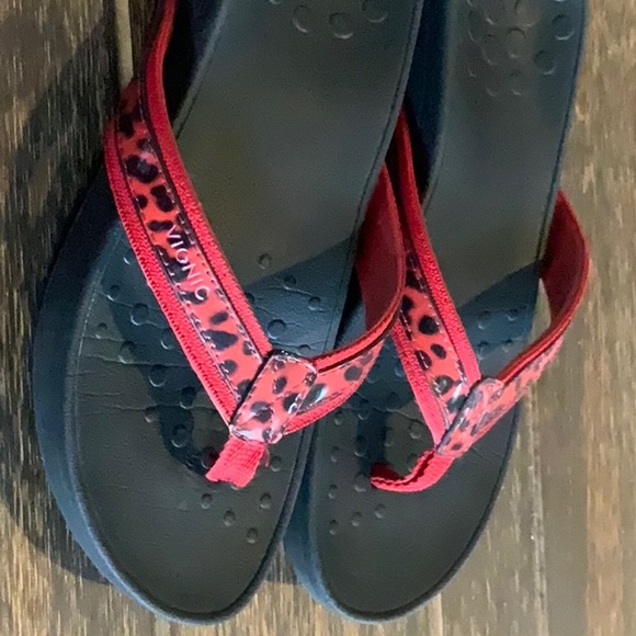 red vionic sandals